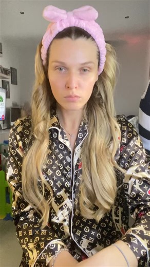 Stefi_Novi 💎Chogan📍Greece 🇬🇷 on Instagram: "The backstage moments from our (with @flo.zik make up artist) TikTok Live Make up Tutorial with Chogan beauty and make up products 🥰Thank you for your support 🙏🏻🫶🏻 Tensor Gel Serum with Hyaluronic Acid (Code CR08B) 39,90 Peptilux - Anti-wrinkle ‘time freeze effect’ day face cream with ALPHADERM™ (Code LUX002) 83,00 Solar Defence Compact Foundation (Amaretto) 30SPF (code MM006) 35,90 Liquid Concealer (Ivory) (code COR05) 19,90 9 Shade Eyeshadow