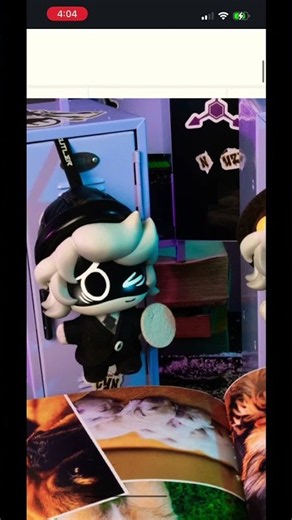 I need this keychain. It’s so cute.🖤💛￼