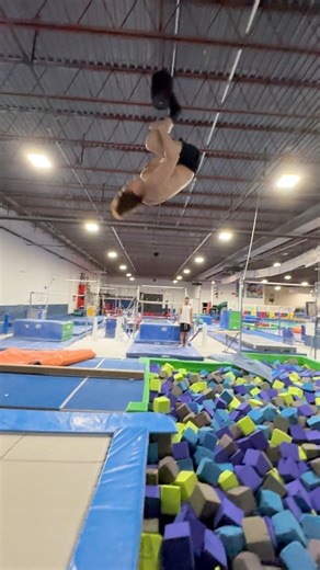 How many flips can you count? 🤔 - #facebookreelsviral #gymnastics #flips #trampoline | Zach Shaddy