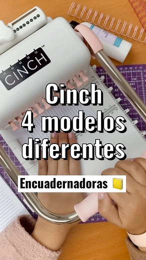 Mdm | Materiales de arte on Instagram: "4 tipos de encuadernadora cinch! En este vídeo las usamos todas 🤓tienes que verlo hasta el final 😏 •Cinch grande, color rosa o mint, cada una hace una perforación distinta: la cinch color rosa hace perforaciones sn forma de cuadrito, la cinch color mint hace perforaciones en forma de círculos Ambas usan múltiples medidas de alambres y puedes elegir los pines para perforar de forma continua o interrumpida •Cinch mini color mint, hace perfora