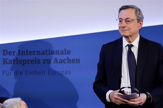 Draghi riceve premio Carlo Magno: "Più assertivi con Usa, compromesso non ha funzionato"