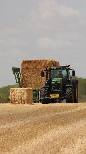 Farm Life: John Deere Wallpaper for Agriculture Enthusiasts