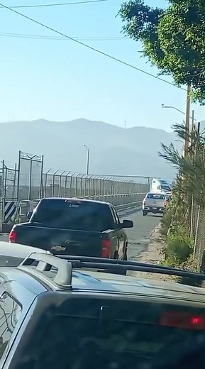 #Tijuana | Un camión mantiene entorpecida la circulación en el puente de La Presa. | Daniel Andrade Noticias