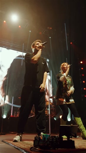 REVOLVERHELD on Instagram: "Liebe auf Distanz in Hamburg 🫶"