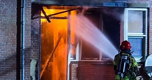 Explosie veroorzaakt felle brand in Almere, meerdere huizen beschadigd