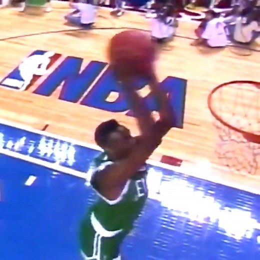72K views · 1.4K reactions | Il y a 33 ans, Dee Brown remportait le Slam Dunk Contest Avant chaque dunk il gonflait ses Reebok Pump Cela lui a valu de devenir un des visages de la marque | Basket Infos | Facebook