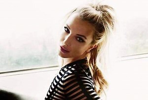 Britney Spears muestra sus movimientos de yoga en bikini