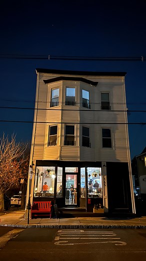 NEW NORTH JERSEY RESTAURANT 👋 “Hidden gem” is overused but Warique in Belleville is deserving of the title. This new Peruvian restaurant is tucked away on a quiet residential street and feels like stepping into a friend’s home. Chef Roberto (a Belleville native) and Chef Luis are so passionate and you can truly taste it in every dish 🫶 There’s a lot to cover here, so you can read our full recap at the link in our bio. 📍 165 Garden Avenue, Belleville | The Montclair Girl