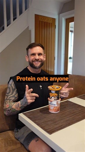 DAZ SMITH 》TRANSFORMATION/HEALTH COACH 🪙 on Instagram: "Just make your own, save a few quid, and make them a nutritionally dense meal by adding berries, whey protein, nuts, seeds etc etc Rather than wasting money on a pot of refined processed oats loaded with a measly amount of poor quality protein. Then wonder why you're starving an hour later because they've sent your blood sugar through the roof. My personal favourite: Rolled oats Frozen blueberries Whey protein Dark chocolate or peanut butt