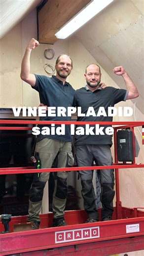 Eero Valge on Instagram: "🪵 Puutöökoja sisetööd – parem hilja kui mitte kunagi. Mul on töökoja lae sisemine soojustuskiht ja katteplaadid oodanud paigaldamist tervelt 5 aastat. Kogu aeg on olnud midagi „olulisemat“ ees. Aurutõkkekile vaatas selle aja laest vastu ja mõni võis juba arvata, et see INTELLO kirjaga kile ongi osa sisekujundusest. 😄 Aga nüüd võtsin selle töö lõpuks ette. Lae alla suurte plaatide paigaldamine ei ole naljaasi. Mul on kaldlagi, mis on harja all pea 6 meetrit kõrge, ja s