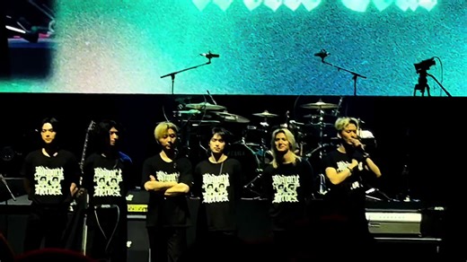 Ode said the members were changing clothes backstage and said to each other that the crowd was insane that night @Xdinary Heroes #beautifulmindinkl #xdinaryheroesinkl #xdinaryheroes #엑스디너리히어로즈