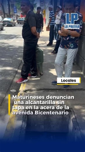 #Locales | Como un peligro latente describen los ciudadanos de Maturín una alcantarilla sin tapa ubicada en la acera de la avenida Bicentenario, justo frente al estacionamiento conocido popularmente como “El Hambre”. “Esto ya tiene más de un año así. Es un gran peligro porque el hueco está precisamente en una parada; aquí se han caído niños, adultos mayores y personas al bajar de los autobuses. Además, de esa alcantarilla emanan olores fétidos que perjudican gravemente a los negocios de comida c