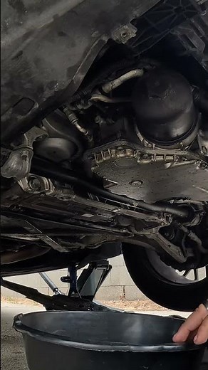 the Porsche Macan gets an oil change. #diy #porsche #porschemacan #oilchange