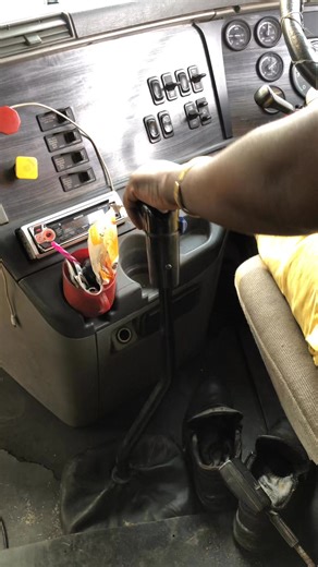 Freightliner 10 speed Manual transmission. #trucks | Whiliyamz