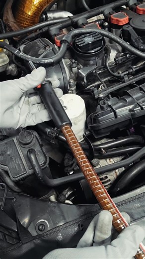 Just another day at Mechs Auto Service — good vibes, clean oil, and engines running smoother than ever. ⚙️ Routine oil service done right. Book your next service today! 📱 673 825 5556 📍 Unit No.5, Ground Floor, Bgn Bunut Centre, Kg Madewa, Spg 600, Jln Tutong, BSB. #mechsautoservice #bruneiworkshop #carcarebrunei #OilChange #carmaintenance | Mechs Auto Services