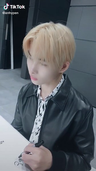 ENHYPEN의 DIMENSION DILEMMA 탐구