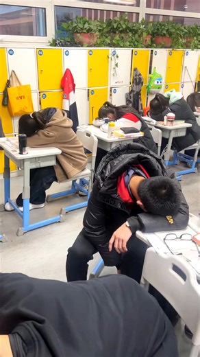 2k10 muốn học nhanh nhớ lâu, rút ngắn thời gian học thì nhất định đừng bỏ qua bộ sách này Bộ sách Take note cho học sinh lớp 10 này sẽ mang lại trải nghiệm học tập mới mẻ, trực quan và hiệu quả cao. Tìm hiểu tại : https://sotaycap3.tkbooks.vn/takenote10 -Cô đọng, trực quan: Không còn những cuốn sách dày cộp, thông tin dàn trải, bộ sách sẽ tập trung tối ưu kiến thức trọng tâm, không lan man, học nhẹ nhàng. -Nội dung thiết thực, bám sát đề thi : Mọi chuyên đề đều được bám sát chương trình giảng dạ