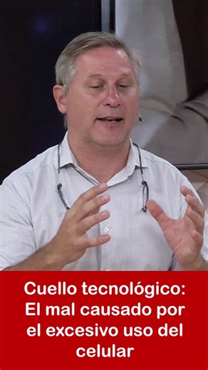 Programa de Tv on Instagram: "El Síndrome de Cuello Tecnológico es una condición cada vez más común en nuestra sociedad hiperconectada. Este término se utiliza para describir el dolor de cuello y los problemas asociados causados por la postura que adoptamos al mirar hacia abajo y flexionar la cabeza para interactuar con dispositivos electrónicos portátiles, como teléfonos inteligentes, tabletas y computadoras portátiles. El problema principal es la tensión extra que se ejerce sobre la columna ce