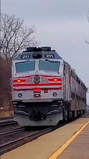 Metra 211 Holiday Train Expressing Through Riverside Illinois On The BNSF Racetrack 11/25/2025