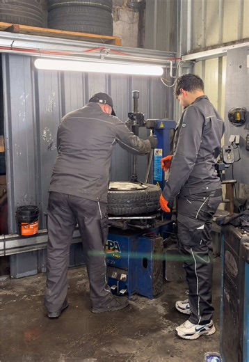 On est d’accord la combinaison me va bien😂@Skb Pneumecpro #mecanicien #algerie #france #fyp #vulcanisateur