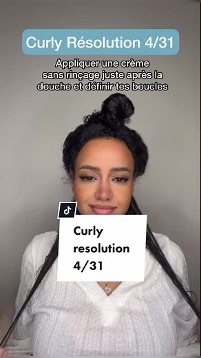 4ème curly resolution ✨ Définir ses boucles avec une crème sans rinçage (sans silicone, sans sulfate !!) juste après la douche 🧖🏼‍♀️ Très important de le faire sur cheveux mouillés pour avoir des boucles définies et rebondies 👩🏽‍🦱 Donc n’hésites vraiment pas à remettre de l’eau avec un spray sur chaque mèche avant de mettre ta crème 👍 Sache que la crème est importante pour pouvoir avoir des cheveux moins frisottant et moins gonflés 🤝 Et sinon abonne toi pour suivre la suite des résolution