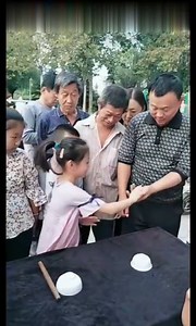 44K views · 576 reactions | Close Up Magic by a little girl #omg #magic | Guangming Daily-光明日报 | Facebook