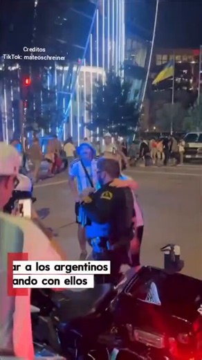 Un policia trato de controlar a la hinchada Argentina y termino bailando, con los hinchas en la moto y poniéndoles la sirena para alentar la joda.