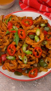 Salt & Pepper Curly Fries 🌀🌶️ Crispy, golden, and absolutely loaded with flavour — these Salt & Pepper Curly Fries are a spicy, crunchy air fryer upgrade that totally slap. Inspired by your takeaway fave but with extra curl, extra spice, and way less grease. Warning: You’ll Want to Eat the Whole Bowl Yourself! 🌀 Spiralise 1kg of potatoes into curly fries and soak them in ice-cold water for 20 mins to help them crisp up 🥣 In a bowl, mix 300g plain flour with half your spice mix: 4 tbsp smoked