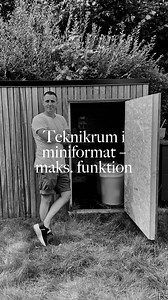 Poolsnack fredag! ✨💦 Vidste du, at et teknikrum ikke behøver at fylde hele haven? På bare 3 x 1,5 meter kan vi samle alt det nødvendige udstyr – fra filter og pumpe til doseringsanlæg og varme. 🔧⚡️ Se med i videoen, hvor Emil viser, hvordan vi udnytter pladsen optimalt – uden at gå på kompromis med funktionalitet. #iPool #Poolsnack #PoolTeknik #Drømmepool #Poollife #Swimmingpool | iPool.dk