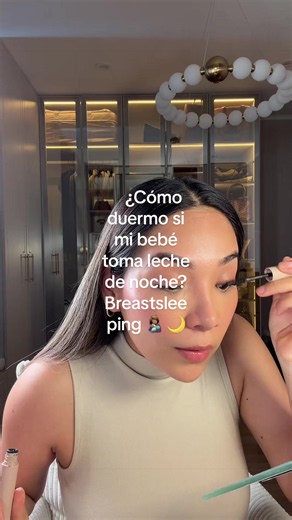 Breastsleeping 🤱🏻🌙 o cómo sobrevivimos a las tomas nocturnas sin realmente despertarnos 😂 Hace poco descubrí que esto que Alessito y yo hacemos todas las noches tiene nombre. Dormimos juntos, él busca su bubi cuando la necesita, toma medio dormido y seguimos durmiendo. Y así, incluso con lactancia materna a libre demanda, estoy durmiendo entre 7–8 horas por noche. Algún día dejará la bubi. Algún día dormirá sin mí. Algún día tendrá su propia cama. Pero estoy aprendiendo que no todo lo que ev