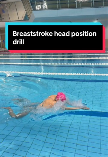 #CapCut This drill helps you understand the correct head position in breaststroke. Many swimmers lift the head too much instead of keeping it tucked and aligned with the body. Placing a ball between your chin and chest forces you to keep the head tucked and prevents excessive lifting. It’s a simple way to feel the correct position and maintain a more stable, efficient stroke. Once you understand the sensation, try to reproduce the same head position when swimming normally. #swimcoach #swimtechni