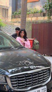 Maheep bringing the glam to Sonam’ baby shower! #maheepkapoor #zoompapz [ Celebrity spotted, Bollywood, Sonam’s Baby shower, Zoom TV ] | Zoom TV