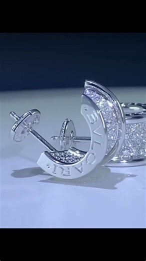 Bulgari is full of natural diamond earrings, and the K shines white. Each diamond is carefully inlaid, and the elegant outline is outlined by exquisite craftsmanship. It is a perfect symbol of luxury and taste, which makes you shine in the crowd. # Jewellery # Bulgari | Jewelry rain