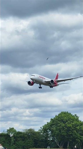 Avianca landing at Heathrow from Bogota Dreamliner Boeing 787