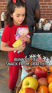 🎬 𝒮𝓅𝑒𝒸𝒾𝒶𝓁 𝓈𝑒𝓉 𝓋𝒾𝓈𝒾𝓉.💓 Of course Bunny had to visit crafty. What did she pick? One of Ella’s favorites… 😋 (See Ella’s previous reel for the pastel painting she made of Bunny, her most prized portrait.) 🙏 We’re always so grateful for the crafty team, keeping the table stocked between meals. You can grab something to eat or drink any time during the day on set. 🎥 Video and photos from the set of @sweetmagnoliasnetflix season 4 in 2024 What’s your favorite snack❓ #sweetmagnolias 
