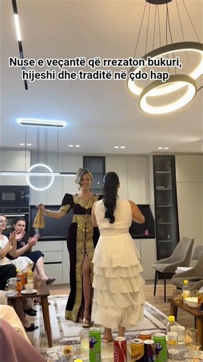 Nuse e veçantë që rrezaton bukuri, hijeshi dhe traditë në çdo hap