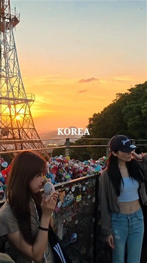 북적이는 수많은 외국인 인파, 노을지는 로맨틱한 서울 남산타워 산책 A Cinematic Walking Tour of Seoul's Namsan Tower at Sunset