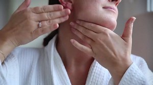 As our skin matures it can often become drier, increasing the appearance of wrinkles. Give your skin a helping hand by applying a moisture-boosting serum enriched with potent, antioxidants and natural anti-ageing actives, such as Baicalin. : Our Hydrate & Renew Serum delivers balancing and regenerating properties direct to the skin, re-awakening the complexion. Enriched with 21 beauty-enhancing actives including Beech Bud, which increases hydration by 30%! *TIP* As we age, the skin around the ne