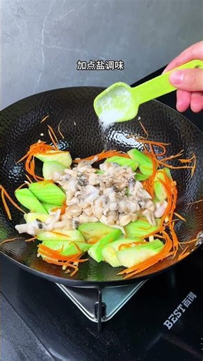 It's razor clam season, so don't miss this stir-fried loofah with razor clams! Just salt is all i...
