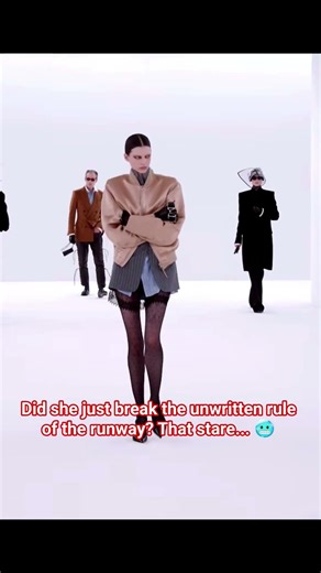 🚨 No one can go by missing this deadly 💀 stare, its pure 90s energy #TomFord #Runway