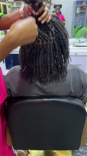 Twist sans rajout de chez NAPPY HAIR SPA 98822043 nous sommes à djidjole von face à la pharmacie djidjole en allant vers l’école sagesse #hair #hairstyle #hairproducts #routinecapillaire