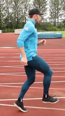 Ben Simons on Instagram: "Dribbles are currently one of the most widely used sprint drills, slowly making ground on the old faithful ‘A-skip’ and ‘B-skip’. With many athletes well versed in max strength and triple extension, repetition of the rhythmic and reflexive qualities provided by dribbles are sorely needed for individuals that only know how to ‘push’. Dribbles provide an opportunity to drill max v mechanics at a lower pace and intensity, this is especially useful during warm-ups and durin