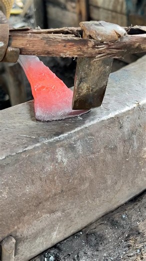 Simple Process, Extraordinary Result – Refining the Tip of a Crowbar. 🔥⚒️
