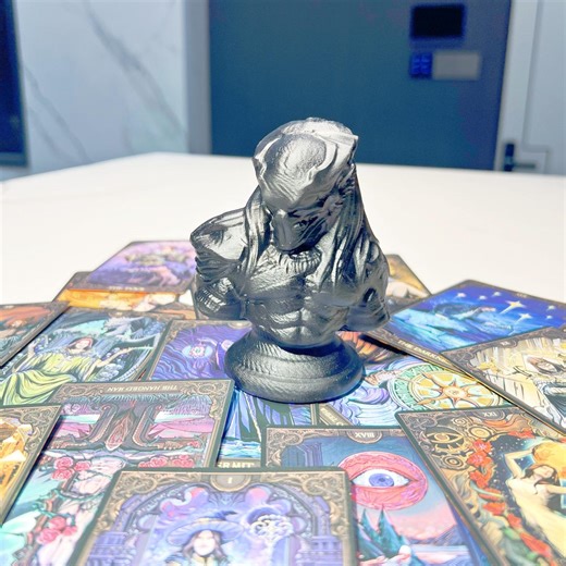 Hand-carved 4-inch Natural Obsidian Predator Bust | Yautja Alien Hunter Statue | Sci-fi Office and Home Decor | Unique Gift for Collectors - Etsy Canada