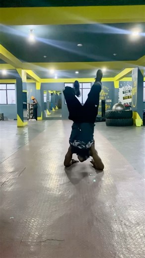 Training Capoeira equilibrio _marche Bananeira _avant-bras_contrôle_force _équilibre #capoeira #axe