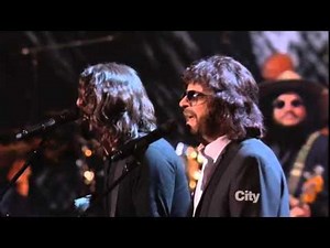 Dave Grohl (Foo Fighters) and Jeff Lynne (ELO) perform Beatles song,"Hey bulldog" February 9, 2014 @ Los Angeles Convention Center.