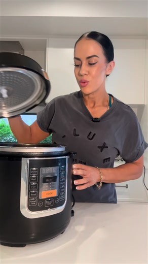 Melissa Timmer on Instagram: "🍝 HIGH-PROTEIN, ONE-POT BOLOGNESE (MEAL PREP GOLD) 🍝 Chuck everything into one pot, walk away for 3 hours, come back to days of meals. High protein. Huge volume. Loaded with veg. Freezer friendly. Busy-life approved. This is the kind of prep that makes fat loss easier, not harder. 🛒 INGREDIENTS (FULL BATCH) • 700g extra lean beef mince • 600g passata • 50g tomato paste • 1 medium zucchini • 2 medium carrots • 1 medium red onion • Mixed dried herbs • Crushed chill