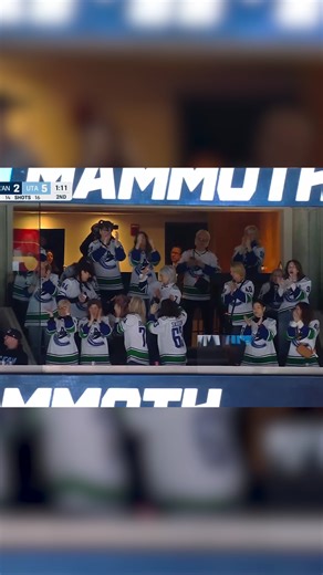🚨Canucks goal🚨 Teddy Blueger gets the Canucks their 2nd goal of the game. It's 5-2 Utah 🎥Sportsnet | #Canucks | CanucksArmy