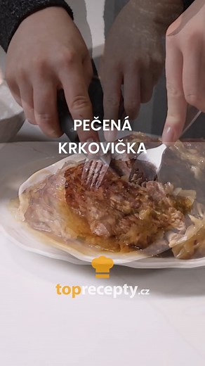 Pečená krkovička je vždycky dobrou volbou. Šťavnaté a voňavé maso se po upečení v troubě promění na skutečnou delikatesu. Jak ji připravujete vy? 😊 | Recepty od našich babiček