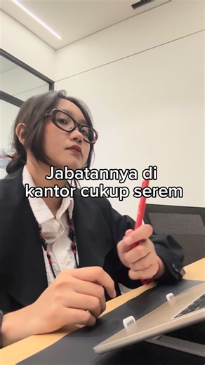 Sleekflow Indonesia | Omnichannel CRM on Instagram: "Tag temen kamu yang harus handle inquiries ratusan or bahkan ribuan? 😜 . . . . Kalau pakai AgentFlow kamu gak bakal overwhelm lagi lho, yuk DM 😉 #cshumor #saleshumor #officelife #officememe"